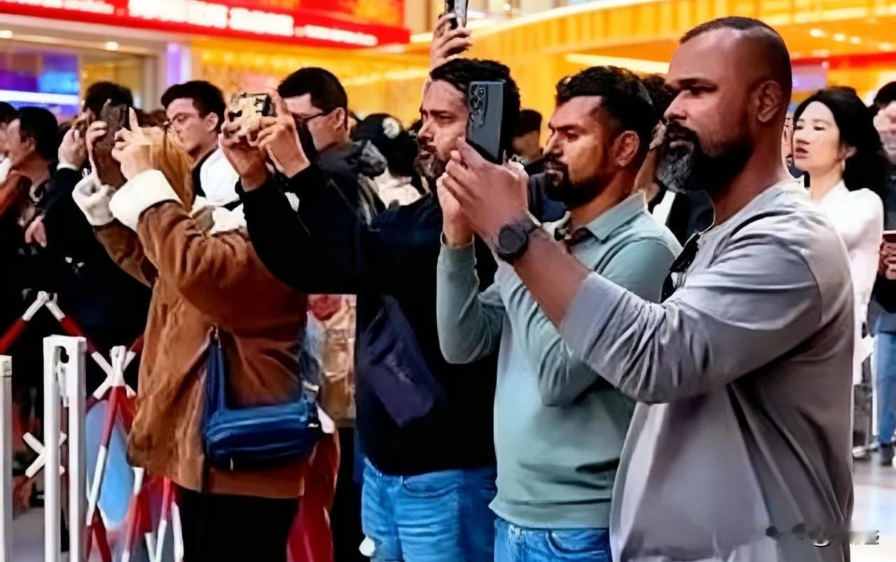 印度人在中国:
高铁上脱鞋、护城河泡澡、饭店里蹭吃、旅途中蹭车、沙滩上蹲坑、街道