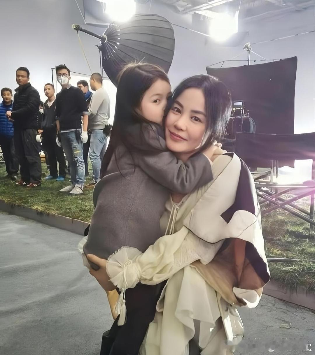 莫非这就是王菲的女儿？这颜值也太能打，美貌基因完美继承。 