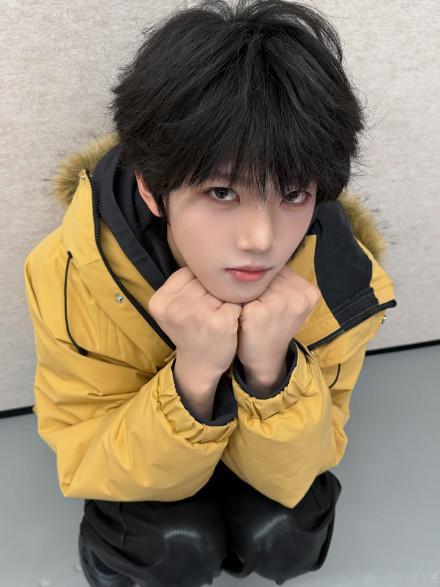 张函瑞的舞台关键词是小猫比心 哇塞的舞台关键词来啦！看到了一只可爱的小黄猫在比心