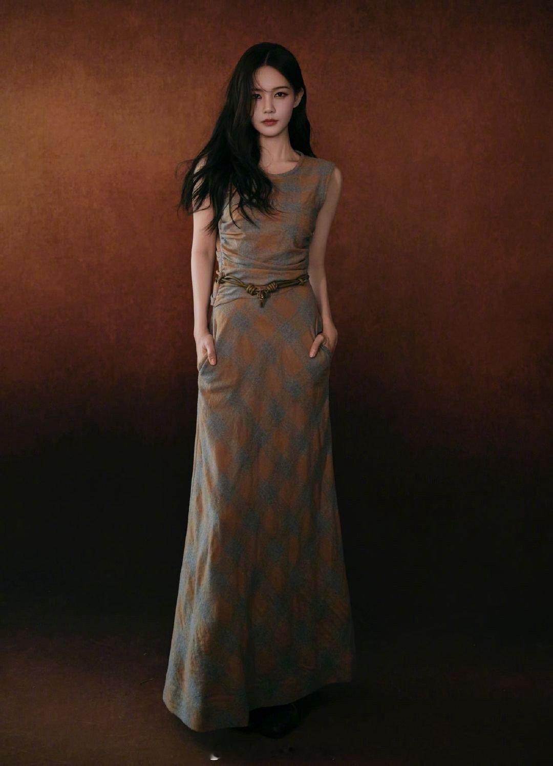 李一桐终于走出横店了 终于等到李一桐演现代剧！《美人余》概念海报独宣女主，排面十