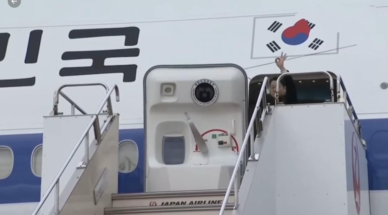 1月13日韩总统抵达大阪机场，第一个走出机舱门的并不是李在明也不是金惠景，而是工