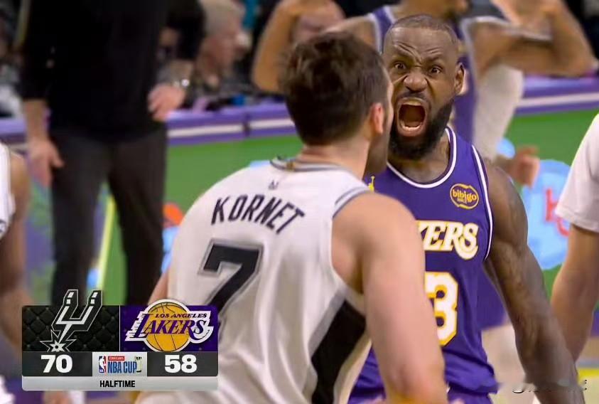 41岁的詹姆斯上演逆天隔扣！

第二节最后58秒，詹姆斯持球突破杀入篮下，迎着科