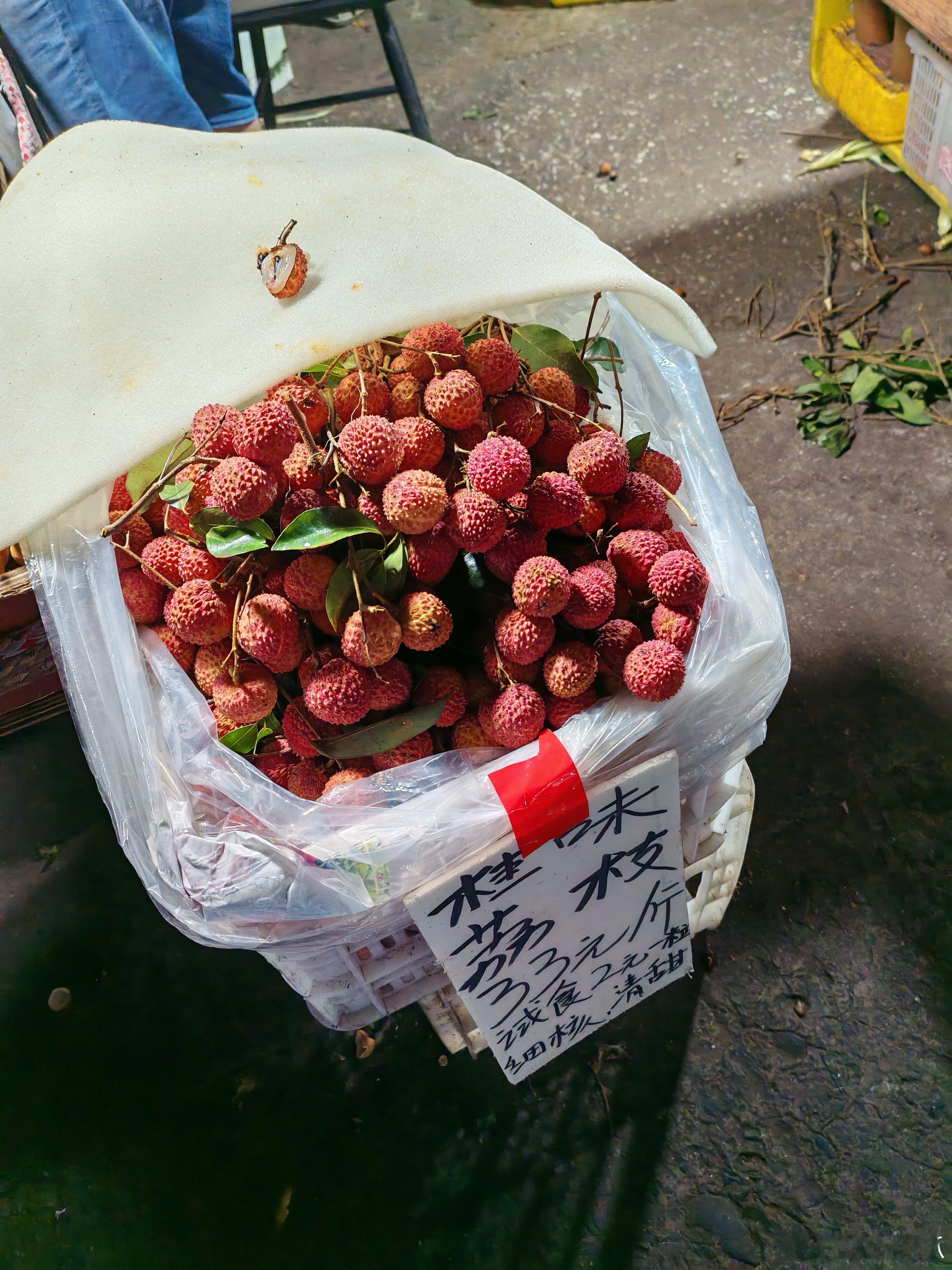 惊掉我的下巴了桂味荔枝33元一斤今晚去市场旁边的水果摊买龙眼一眼就看到这框荔枝要