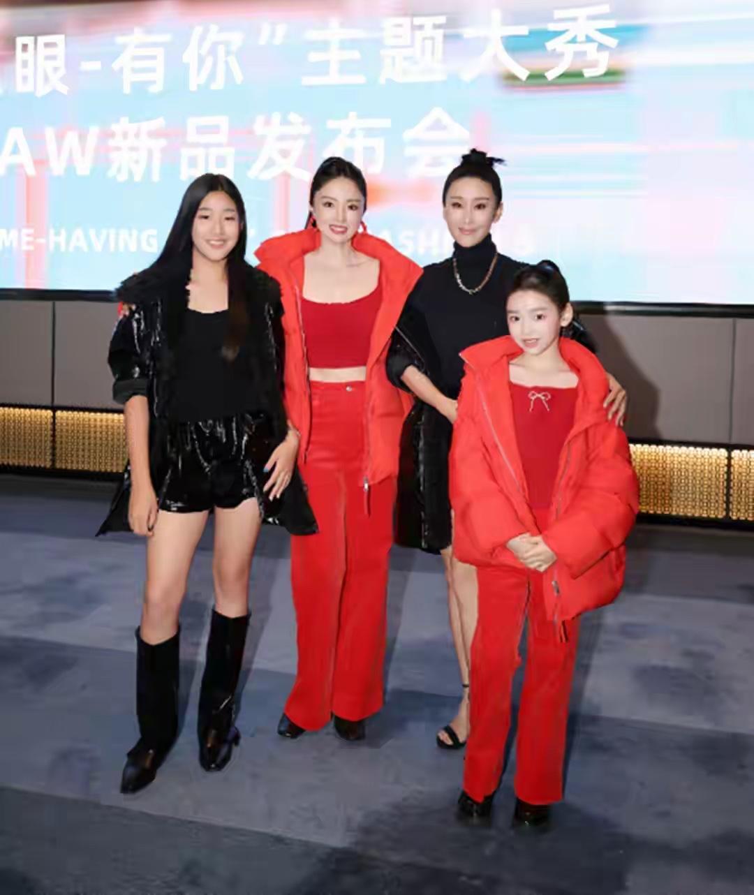 近日，苗圃带女儿走秀，12岁陈苗雨露罕见和妈妈一起出席活动。

当天还有董璇与小