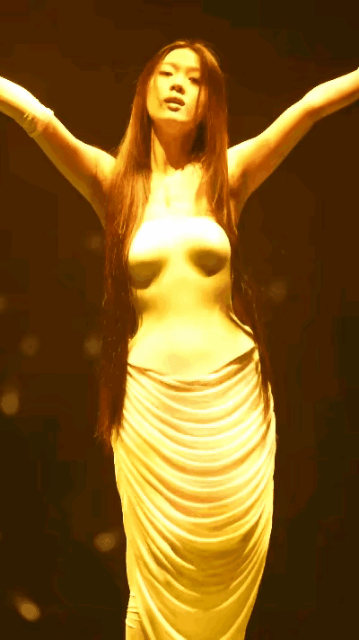 看到李荣浩对单依纯侵权的无奈，再看到单依纯鬼上身的舞蹈，完全理解李荣浩了，一个歌