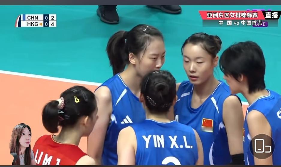 东亚女排锦标赛，今晚中国女排对阵香港队。
第一局比赛，中国队25：20先赢一局。