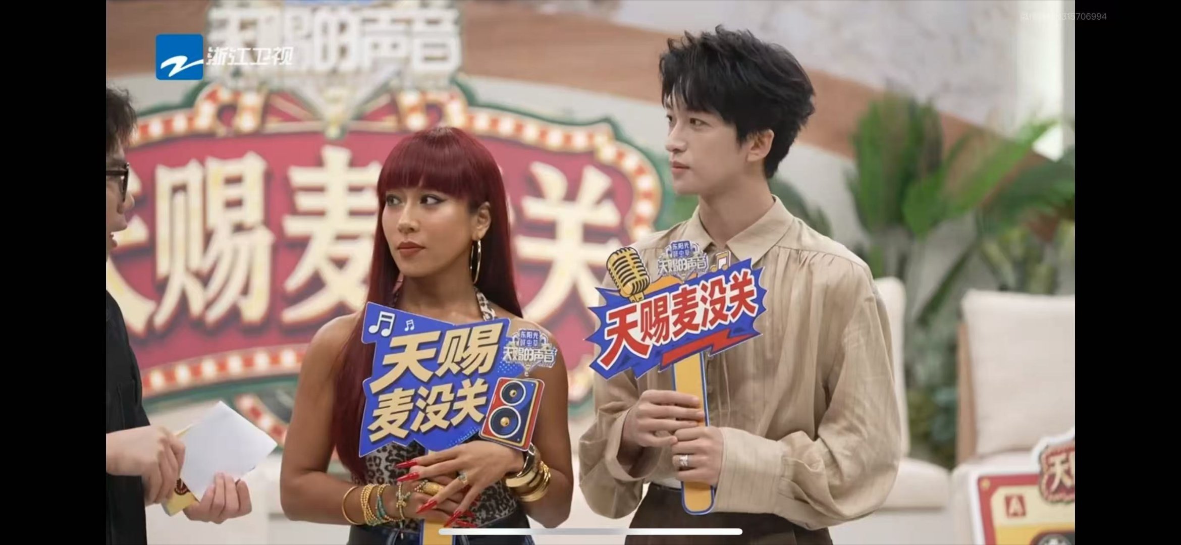 黄子弘凡吉克隽逸他在闹她在笑吉克隽逸说黄子弘凡凶轻松又治愈的相处画面，黄子弘凡随