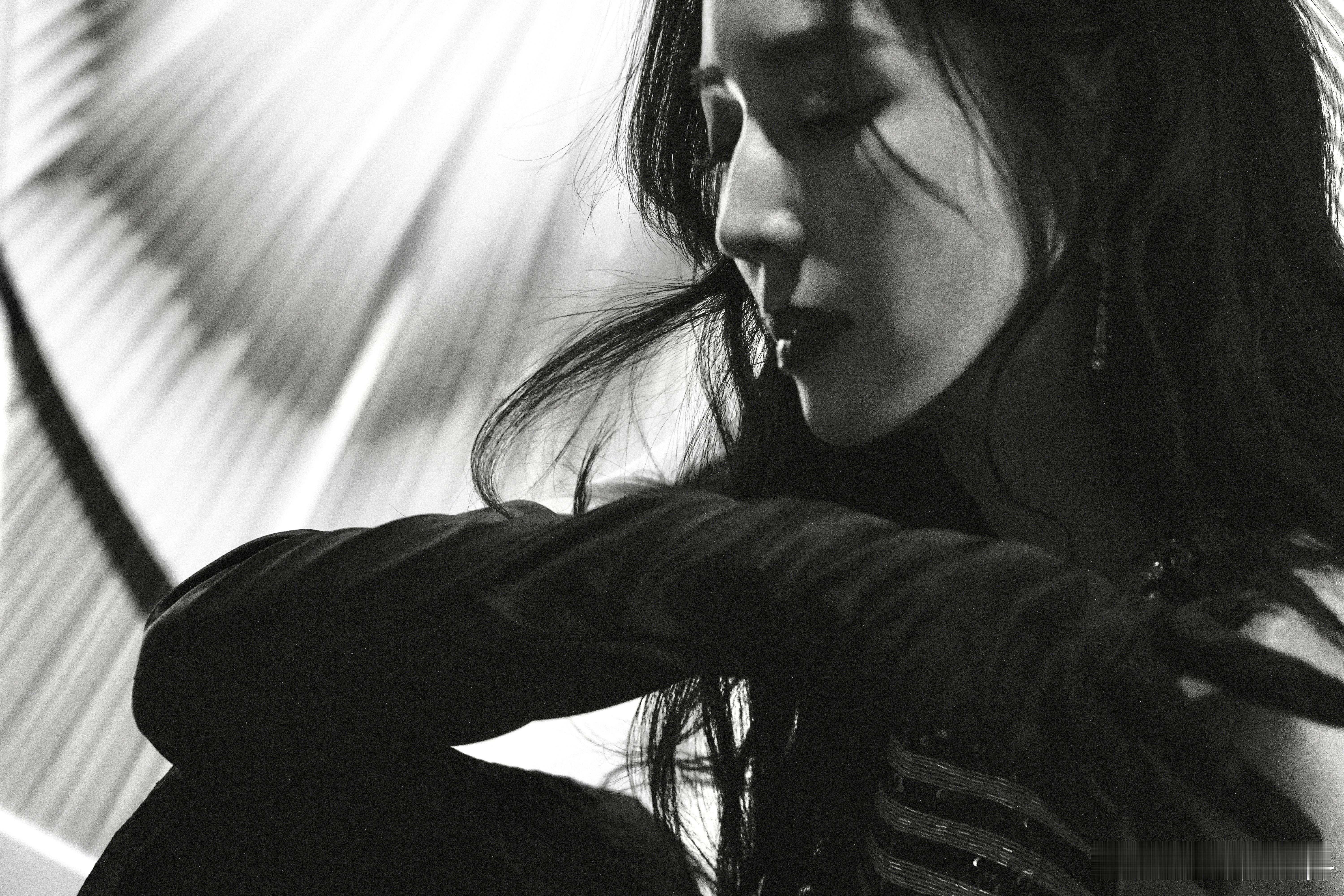 救命！张钧甯这背也太顶了！助理发的新物料里，黑白色调衬得背线又美又欲，舒展又灵动