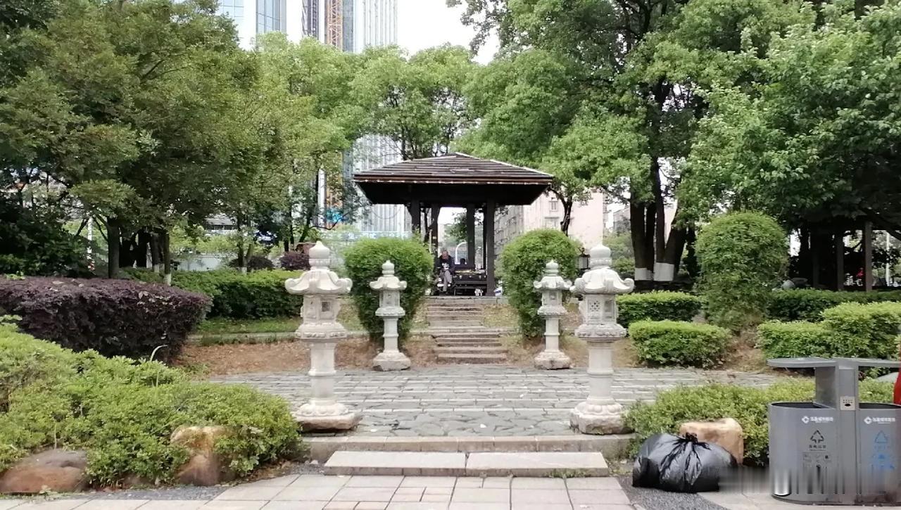 记得刚回家照顾婆婆的时候，发现她穿的黑面布鞋上一层厚厚的白灰。
我以为是她出去踩