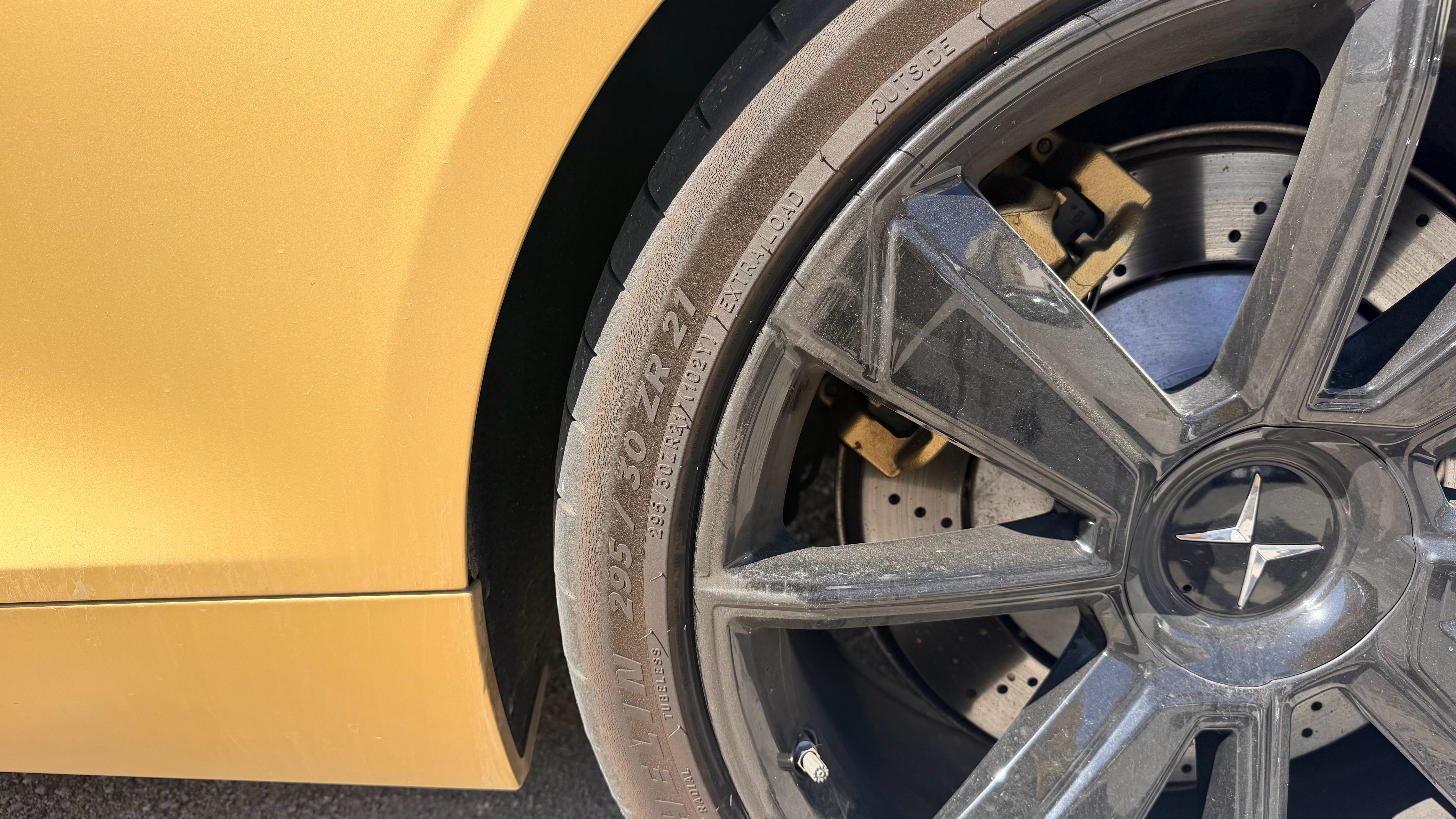 看到一台非常孤傲的极星，相比极星4，这台车更适合你