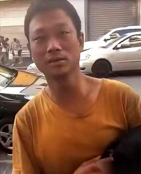 2002年，四川沐川17岁的少年万永福在乌拉圭港口下船散心，错过了起航的远洋渔船