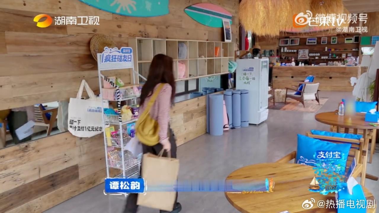 谭松韵上的是客栈还是密逃 救命！谭松韵在客栈上演迷路大作战，转悠半天没人影，喊话