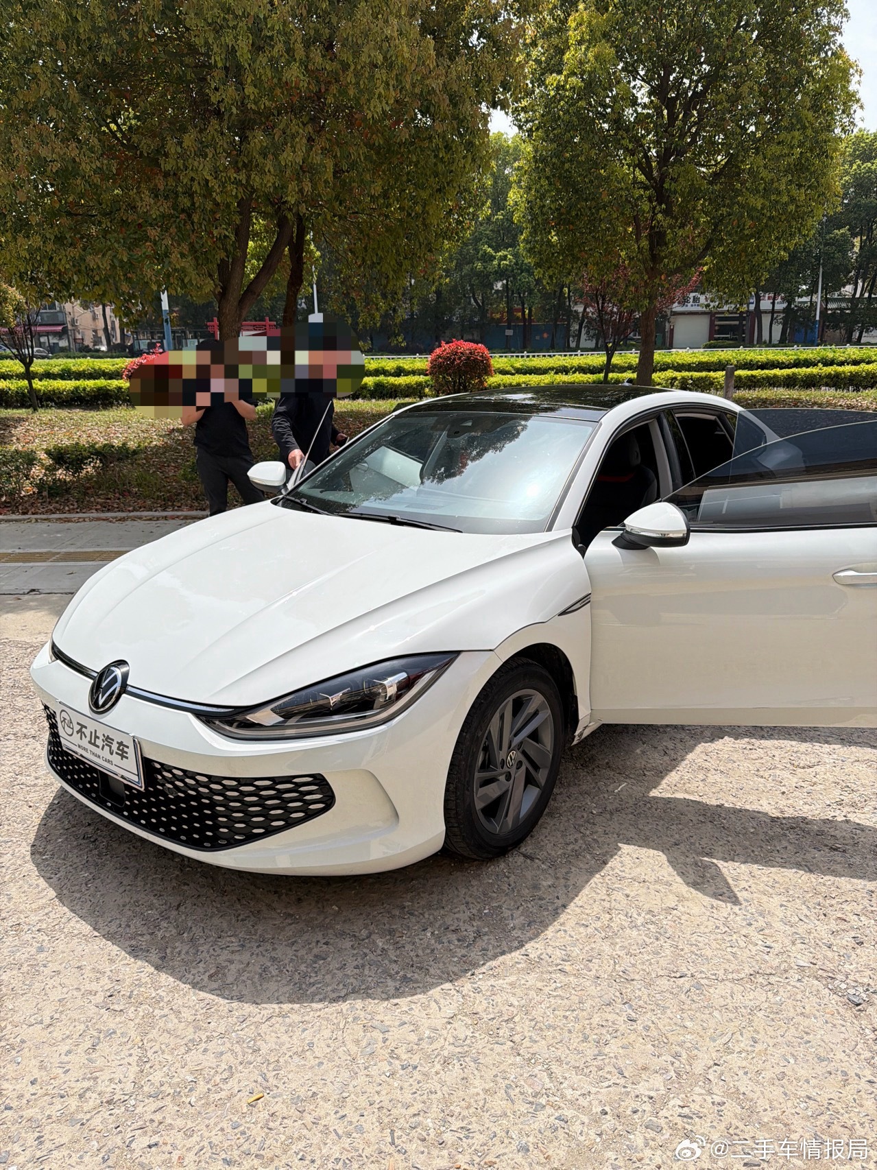 预售一台大众凌渡，这个地方轧了个井盖翘起来伤了车，不一定能过三方，你说扯不扯