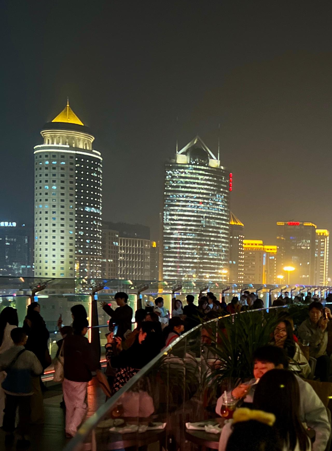 万点霓虹入眼忙，
一城灯火竞辉煌。
凭栏尽揽人间色，
十里繁华夜未央。