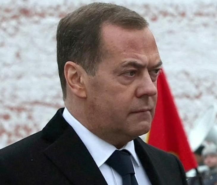 梅德韦杰夫评论委内瑞拉局势，称：
这是特朗普迈向诺贝尔和平奖的又一个“辉煌步伐”