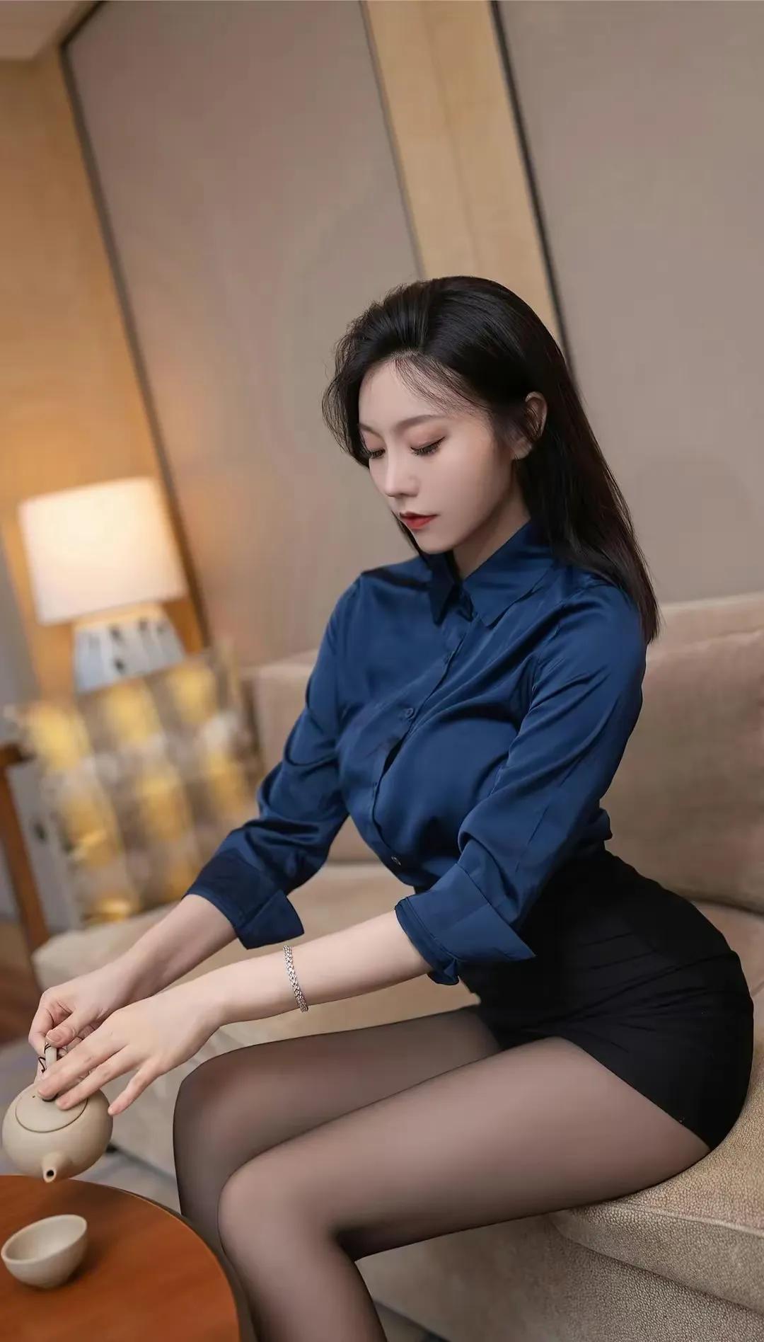 美女茶道，这身材完全可以吊打99%的女性，绝美好身材，黑色包臀裙，黑丝长袜，长腿