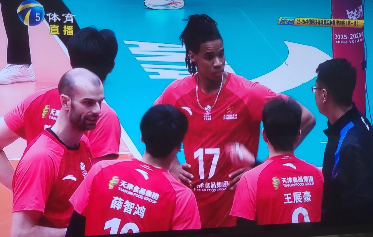 天津男排半决赛首回合3-2击败上海男排！天津男排决胜局15-9战胜强大的上海男排