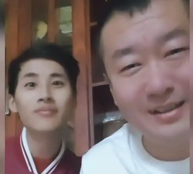 云鹏突然蹦进大表哥直播间，人数唰地涨了两千。

我蹲屏幕前看他蹦跶，嗓子一亮就把