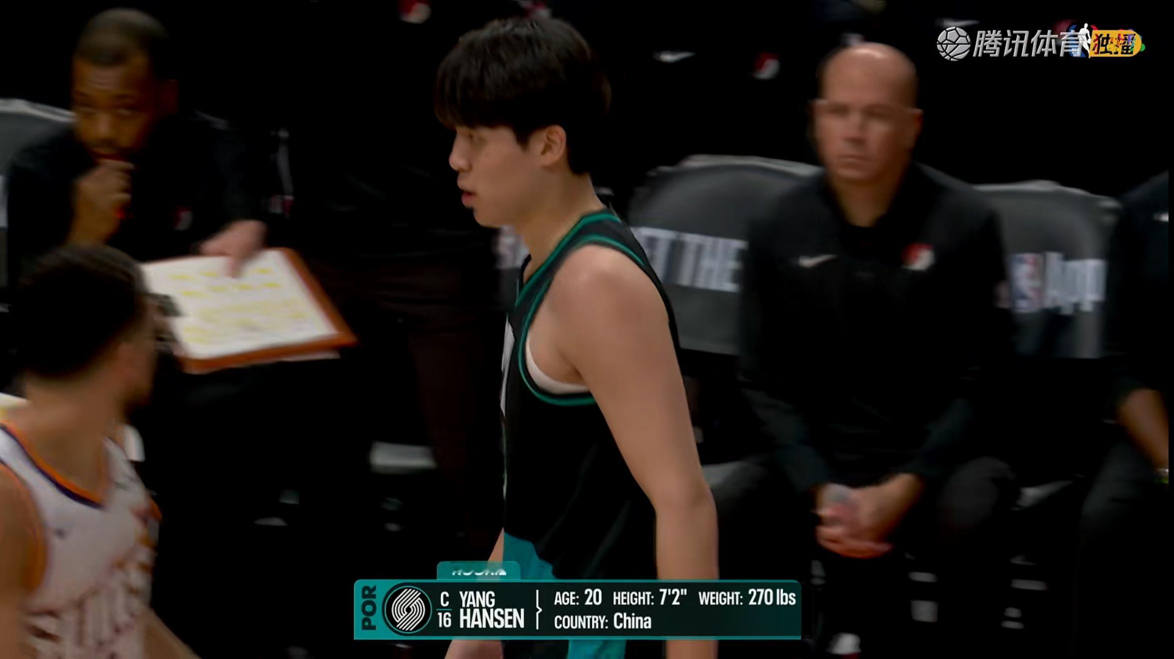 打了！杨瀚森在发展联盟锻炼了两场，被召回NBA时隔八场再登场。开拓者今天板凳人少
