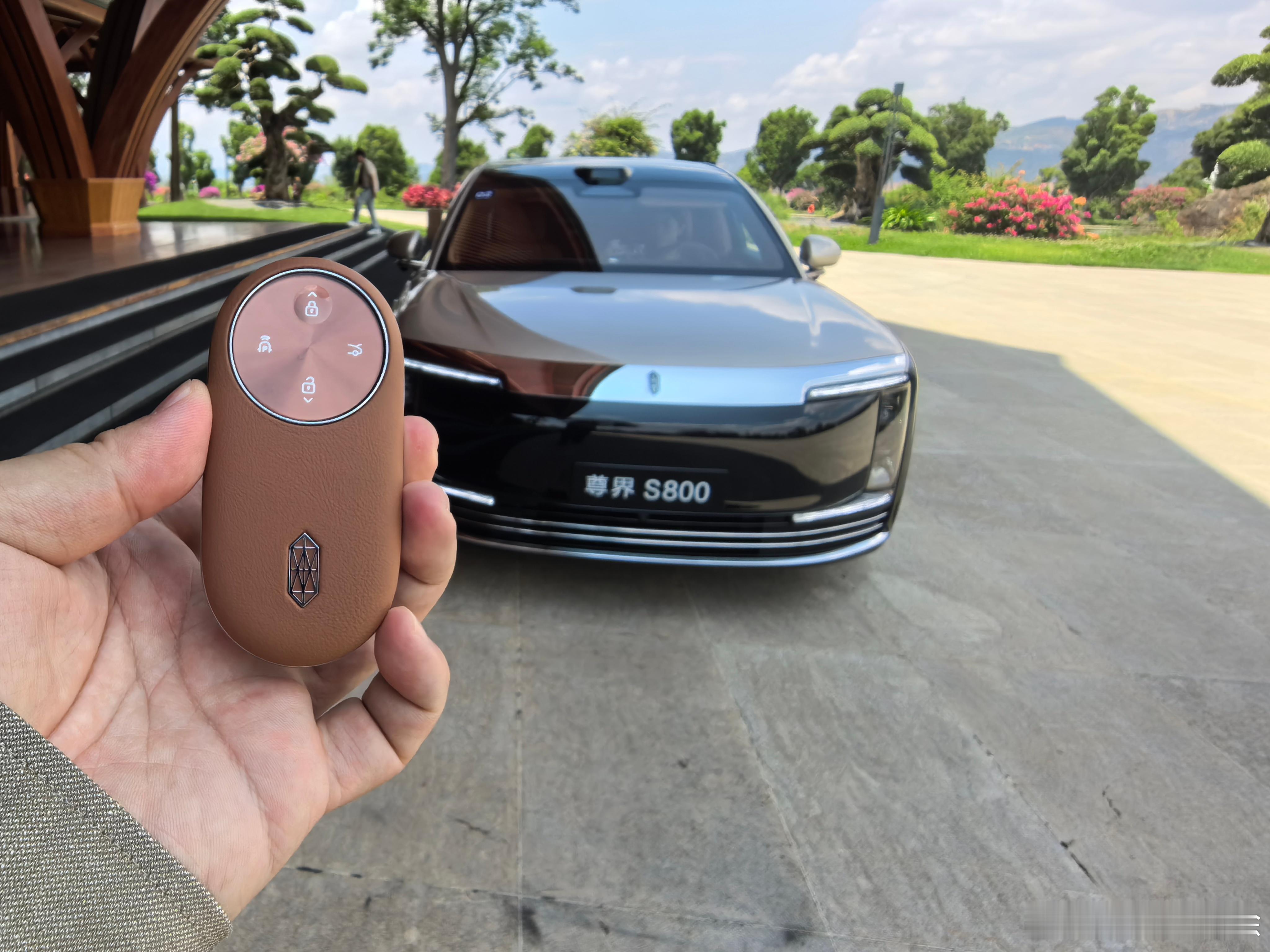 钥匙是这样的，但是尊界s800 这款车有星闪数字钥匙，基本用不着这个，只是拍一下