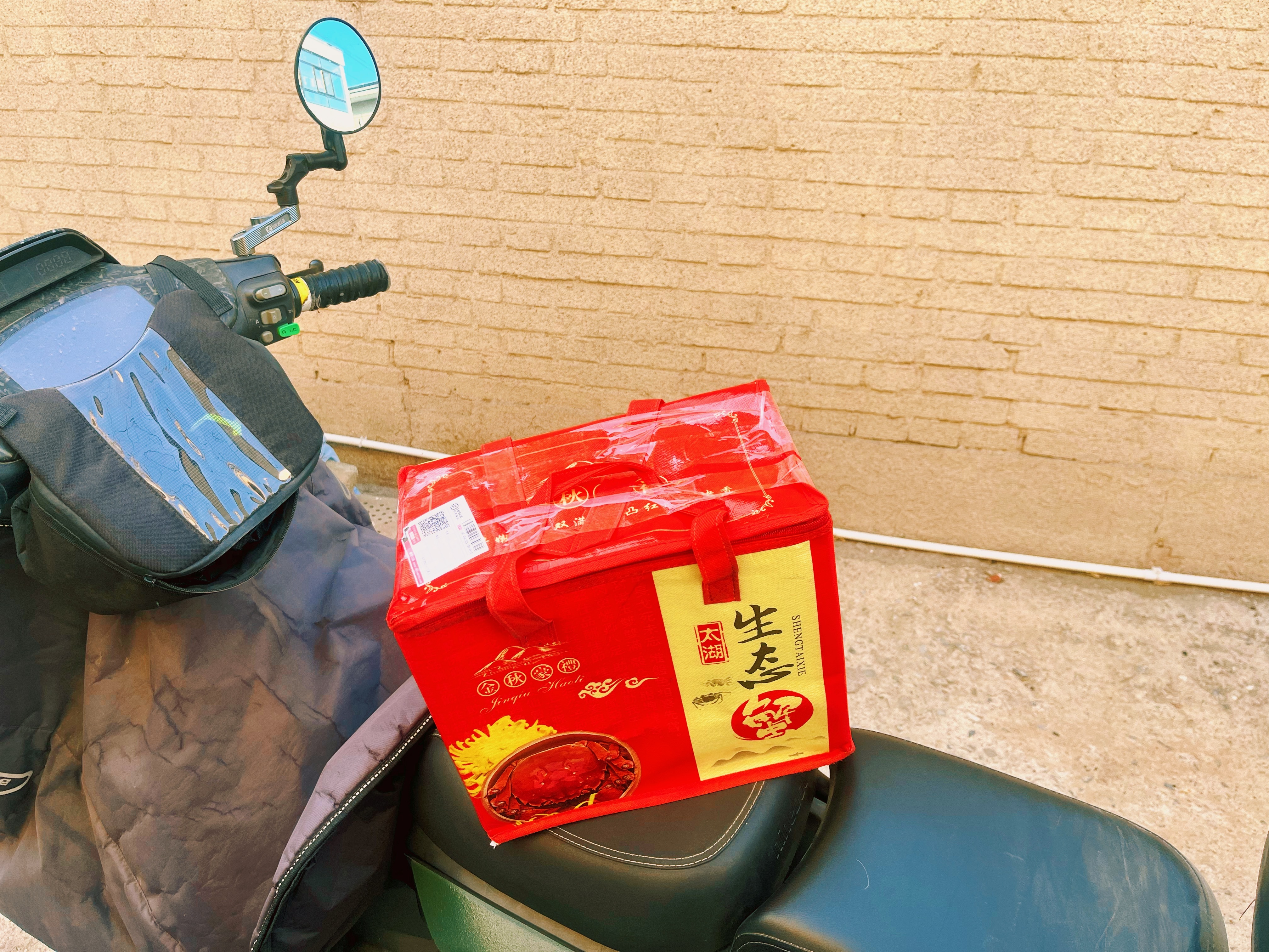 冷冷冷北京雪雪雪降温前，收到朋友寄来的大闸蟹，先让身体滋补起来！ 