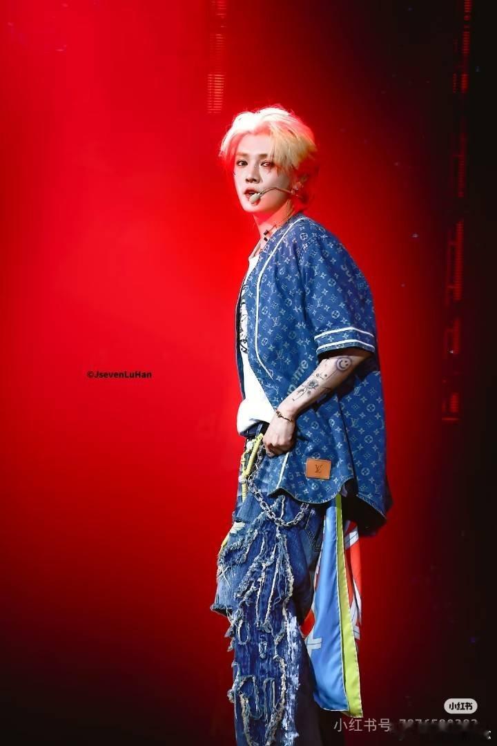 鹿晗海淀把妹王 鹿晗实在是太帅了[哈哈][哈哈]把芦苇迷的不要不要的 ​​​