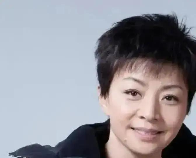 父亲公开说不认识他，他却用了二十年，完成最体面的“报复”。
 
14岁那年，他在