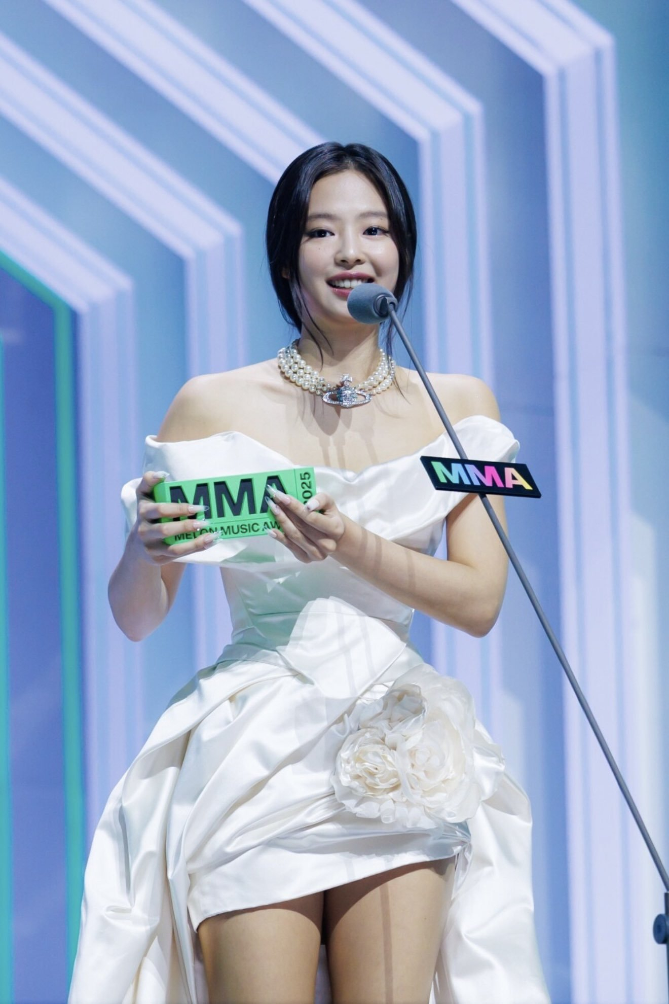 小妮子今晚谢了那么多次blink~真的