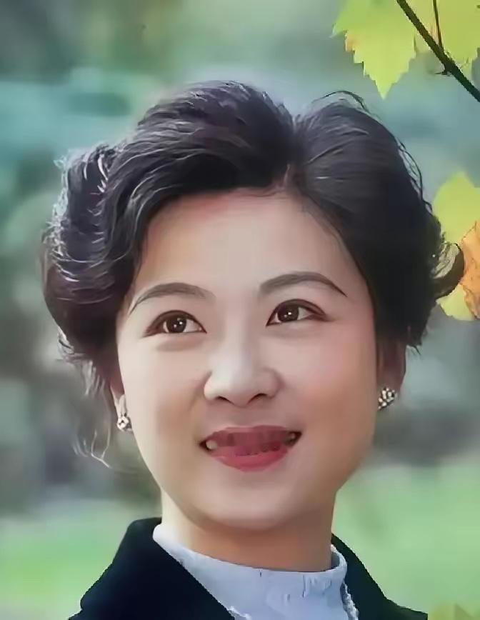 2024年丈夫葬礼上，76岁的王馥荔没掉一滴泪。
​她穿着素黑，站在灵堂最前面，