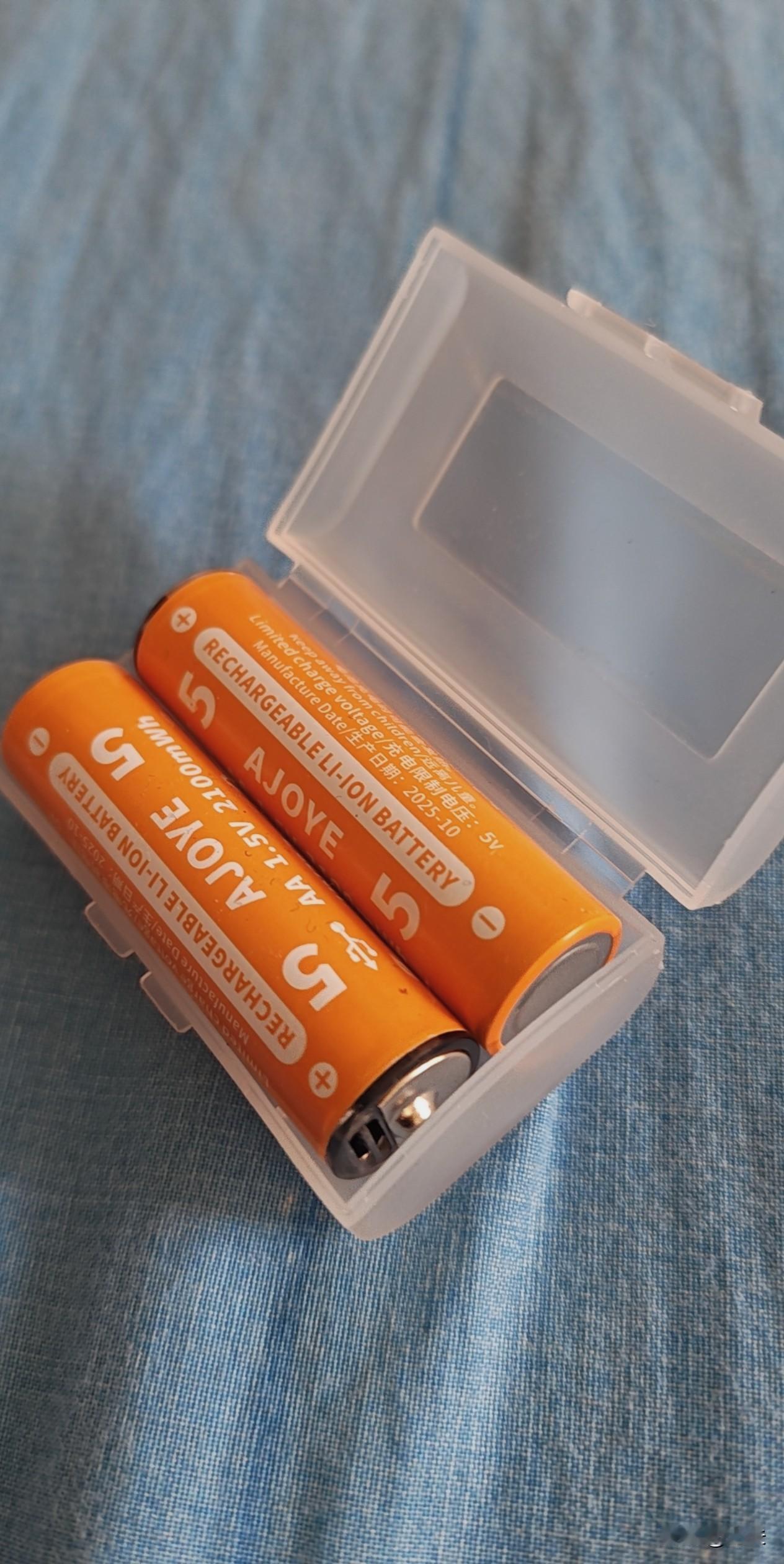 原来电池可以这样充，五号大小的电池，顶端竟然集成了USB插电充功能，真是只有想不