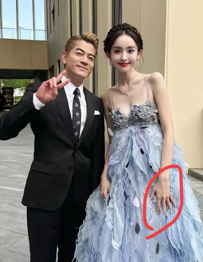终于弄明白，为什么古力娜扎有那么多大老板喜欢了！甚至郭富城都笑的合不拢嘴，其实是