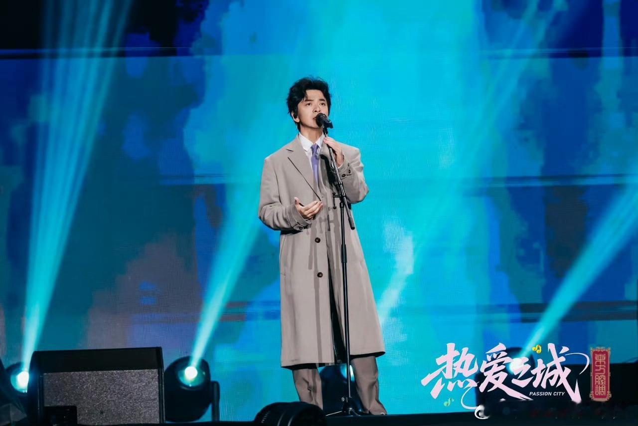 李健张信哲南宁唱响热爱之城邕城晚风揉进李健的清澈诗意，张信哲的温柔深情唤醒青春，