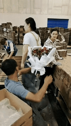 女追男隔张纸，男追女隔座山。
女追男成功率有百分之八十以上，那叫顺追，男追女成功