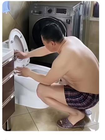 昨天去儿子家，这大热天的，看见儿子光着膀子，穿着短裤，在擦卫生，满头大汗，可儿媳