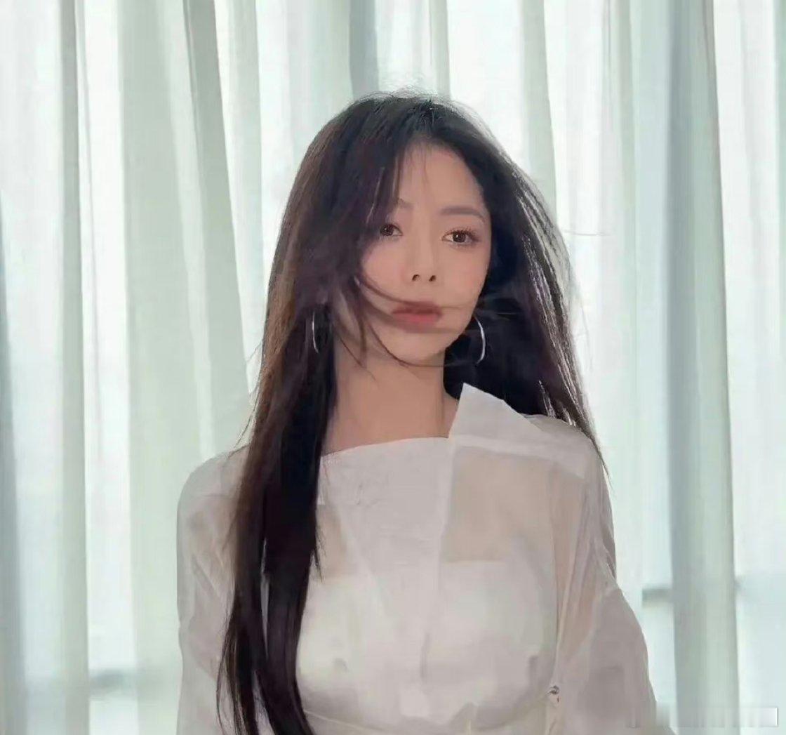 谭松韵的现代剧和古装剧这么一看[苦涩][苦涩]还是比较适合现代剧啊，古装的造型辨