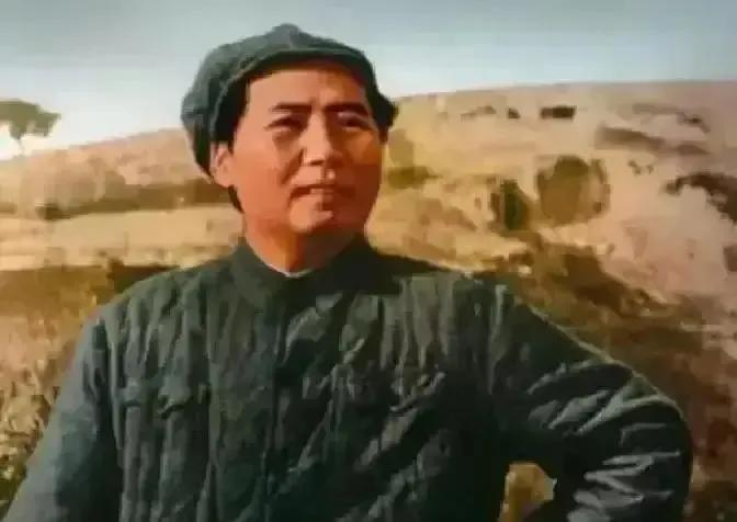 娄山关战事进入第三天，正面黔军火力密集，红军每次进攻都付出很大代价。彭德怀在临时