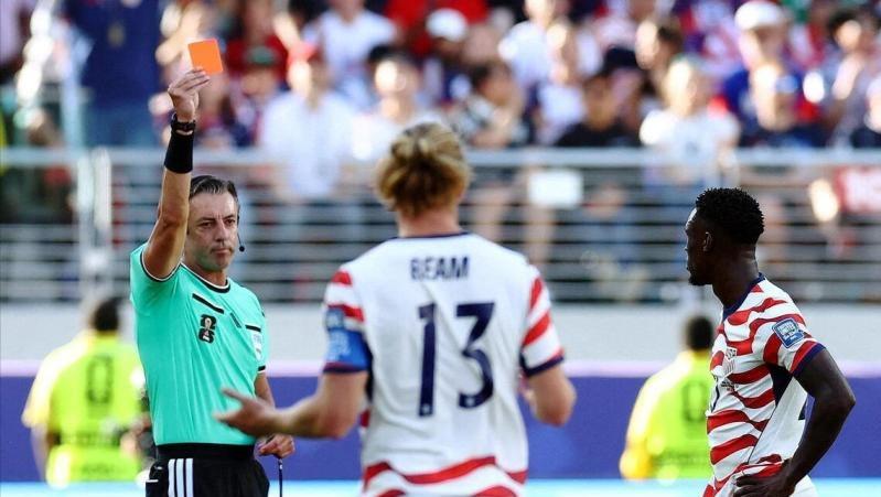 特朗普介入后 国际足联暂缓美国前锋巴洛贡世界杯停赛引争议
     7月1日美国