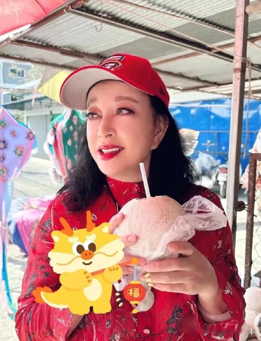 **刘晓庆并非在2024龙年的第一天给网友们拜年，而是在大年初一这一天进行了拜年
