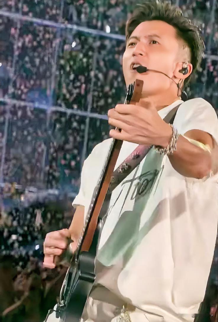 有时真的想不通，
有那么多的明星，
甚至很多的普通人，
都是有钱烧的，
花那么多