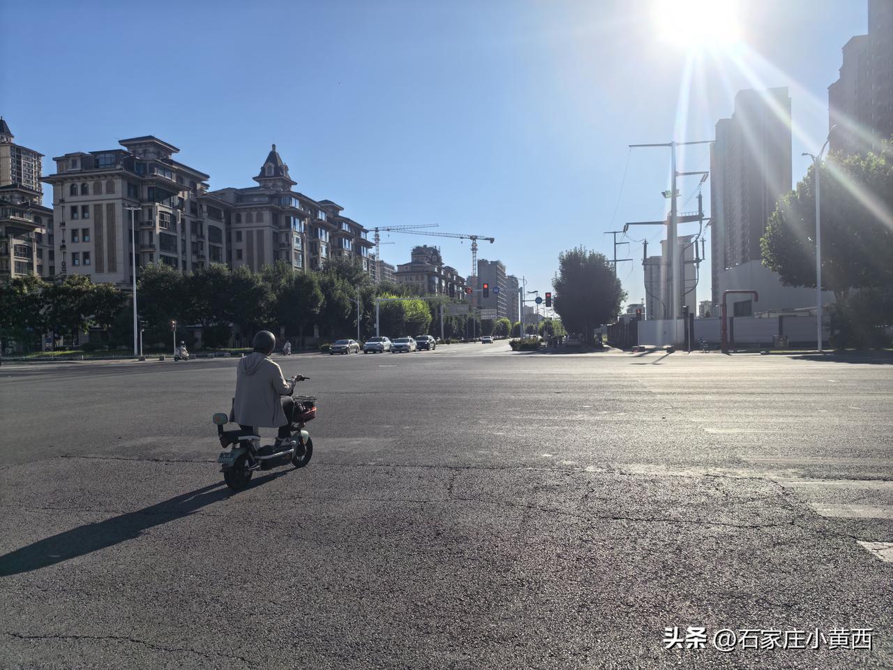 石家庄某十字路口，这位骑电动自行车的行人，大部分人还是遵守交通规则的，都在斑马线