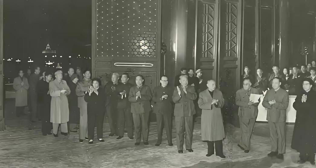 1976年9月30日的照片，有点模糊，你认得几个？ 