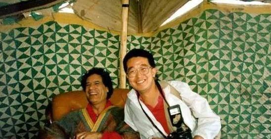 1992年，中国记者唐师曾与卡扎菲合影并请他签名，卡扎菲签完名递给唐，并拍拍他的
