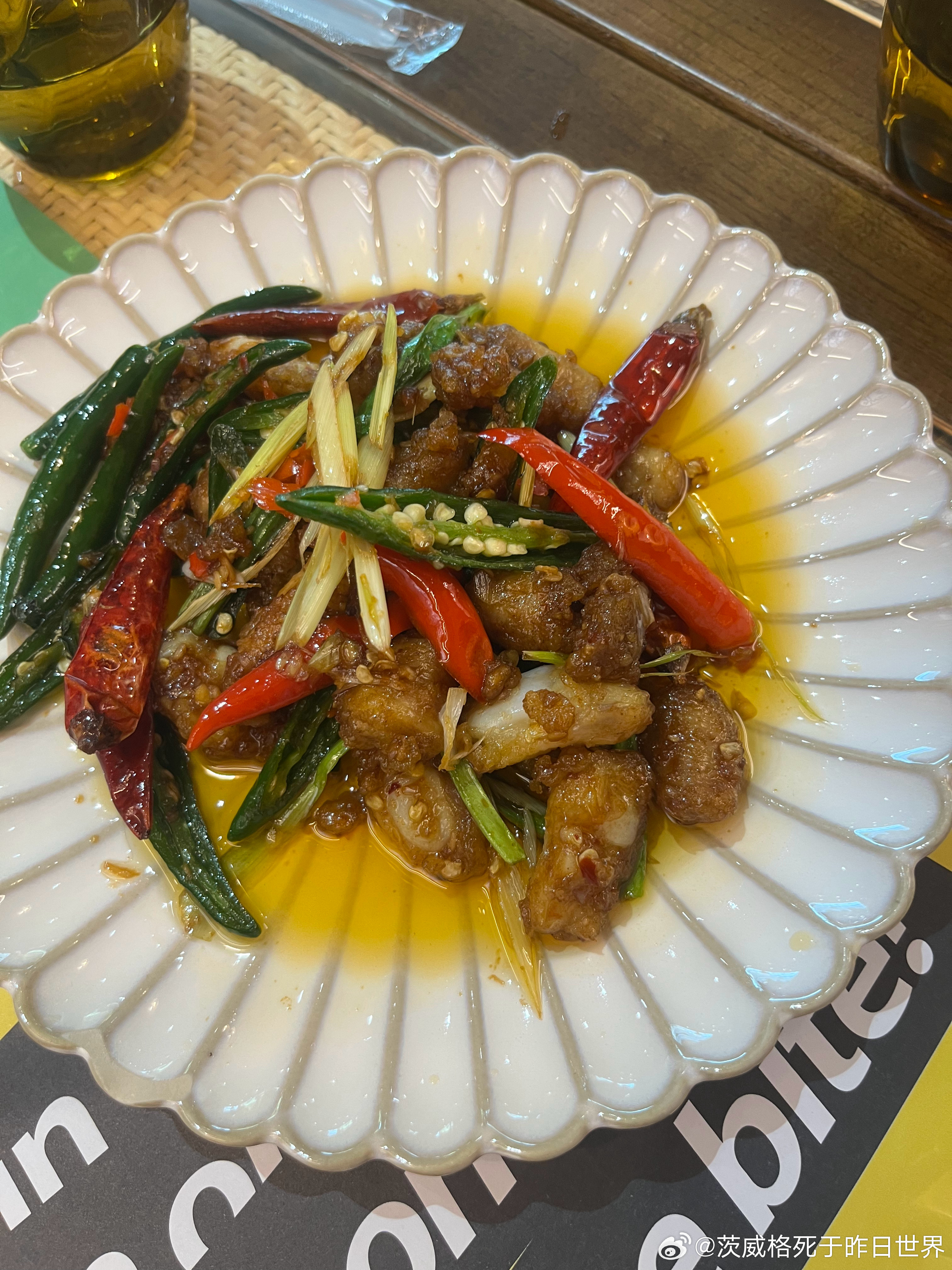 中午和初中同学吃饭，找了个泰国菜，一进去发现还有爆炒鸡脚筋和爆炒吊龙，同学说：旁