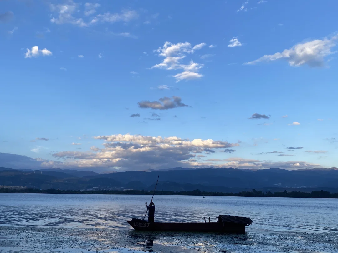 远方的你：天空、湖面、和我
