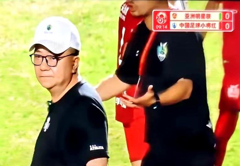 半决赛踢到上半场收哨时，比分已经变成泰国亚洲明星联队1:0中国足球小将红队。
场