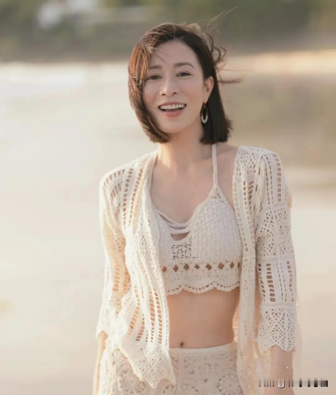 佘诗曼保养的可真好，她最近晒出自己在海边游玩的照片，照片里的她穿搭休闲，身材曼妙