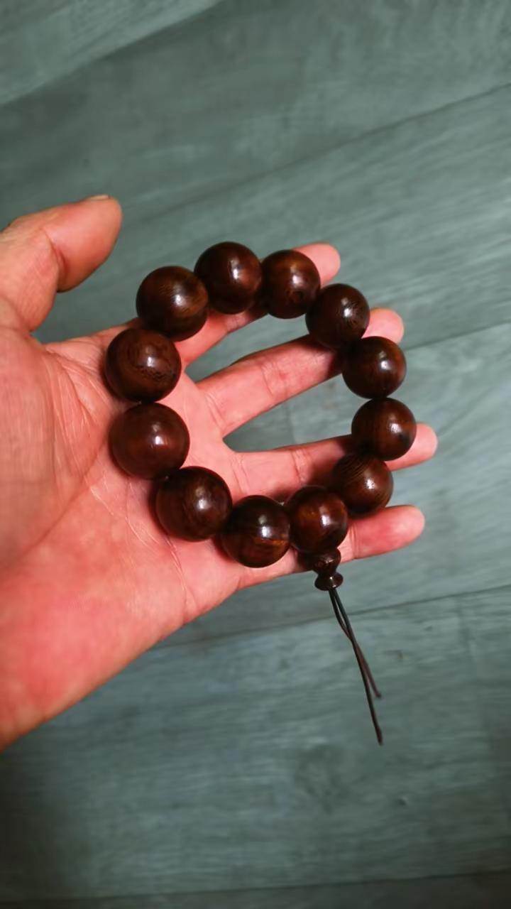 什么是黄花梨的质感！裸手盘玩，让黄花梨接受人体的油脂，才能盘出透亮感！