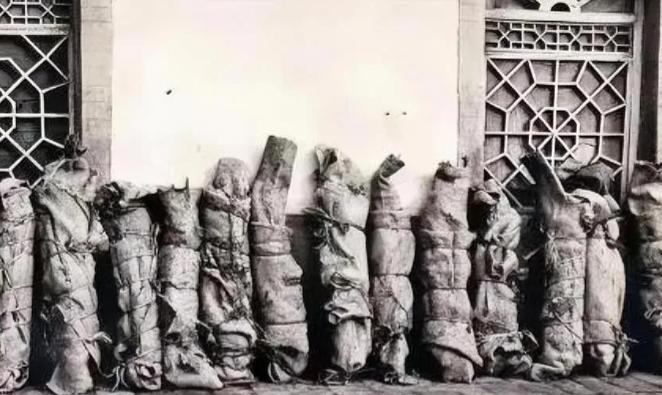 1937年，红军师团级干部被马家军残害后，他们的遗体会被捆起来，排成一排，放在墙