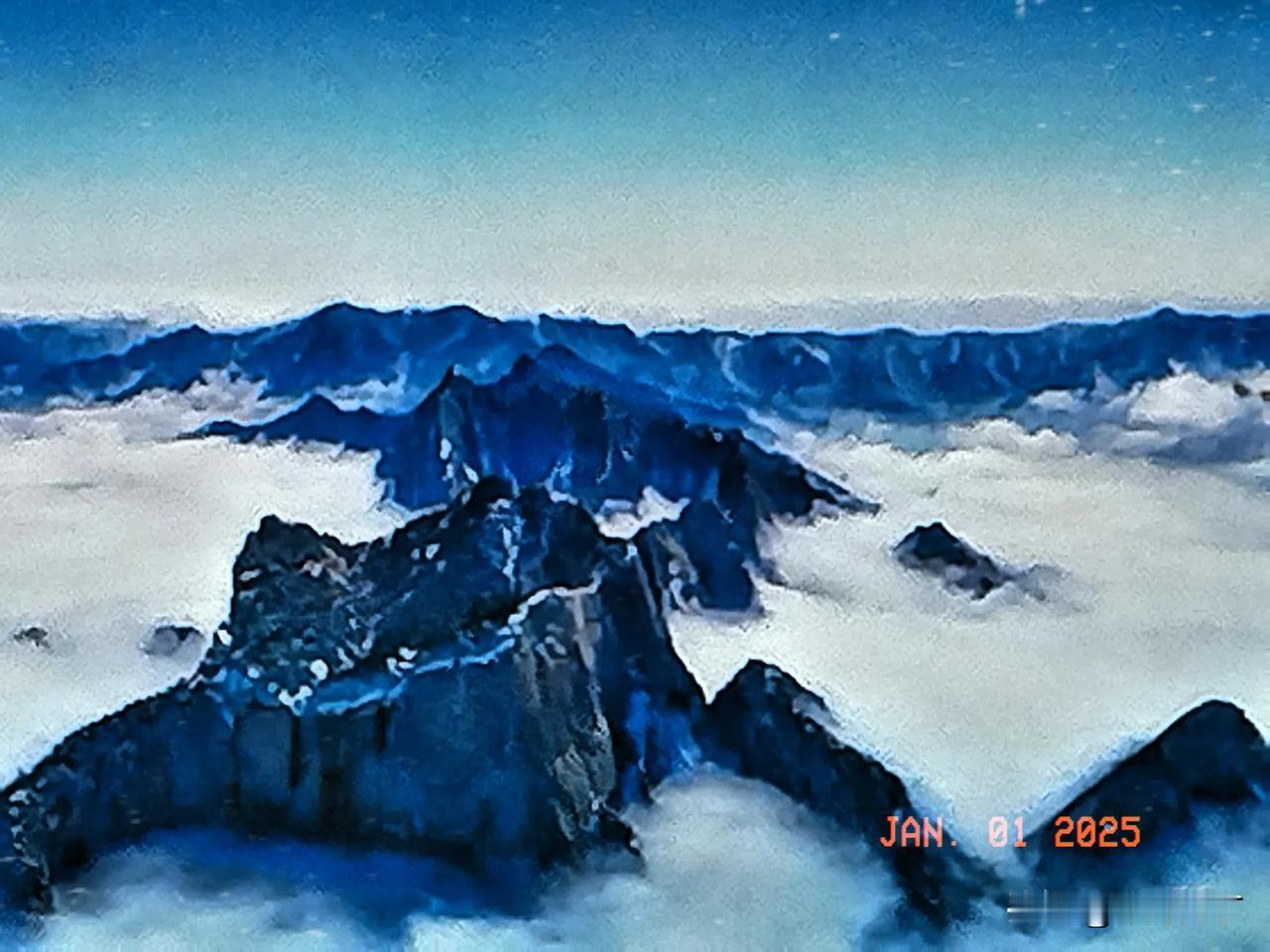 上句：张灯结彩送旧岁，盼请下联鞭炮齐鸣迎新春。