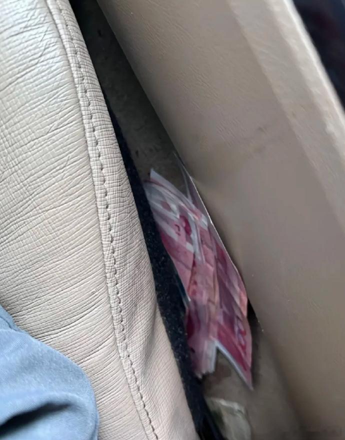 打车偶遇“惊喜”，捡还是不捡？这抉择真让人纠结。是意外之财还是潜在麻烦？家人们，